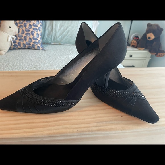 Black satin pumps with applicay - Picture 4 of 5